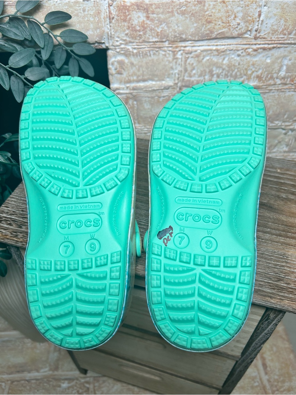 Crocs x Jimmy Buffett Margaritaville Clogs M7 W9 W/ Complete Jibbitz set - Picture 7 of 12